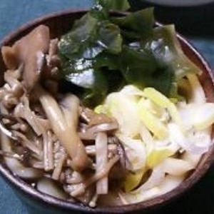 豚肉ワカメきのこのあったかいお蕎麦